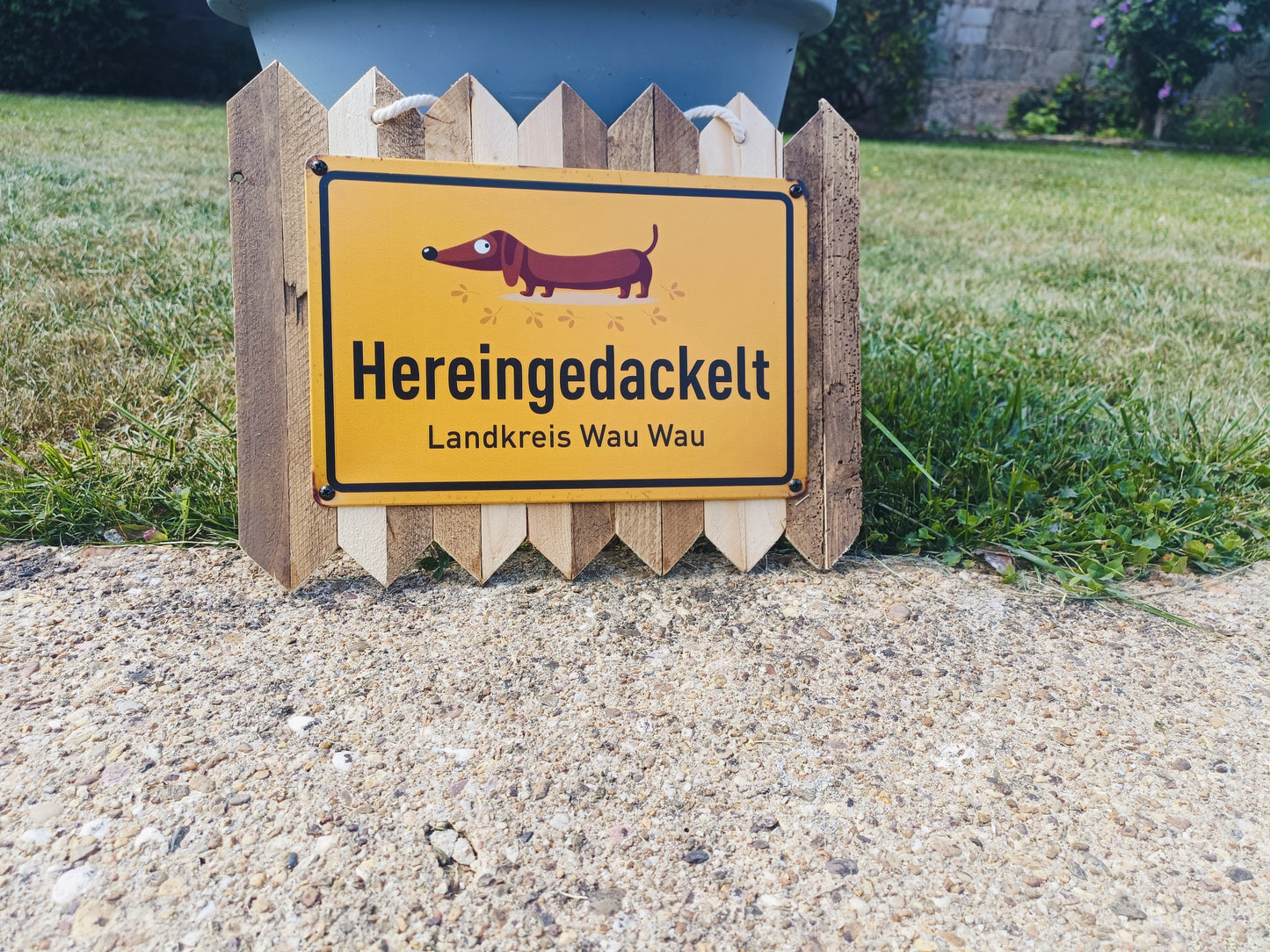 Blechschild  - Hereingedackelt, Landkreis Wau Wau, auf Altholz