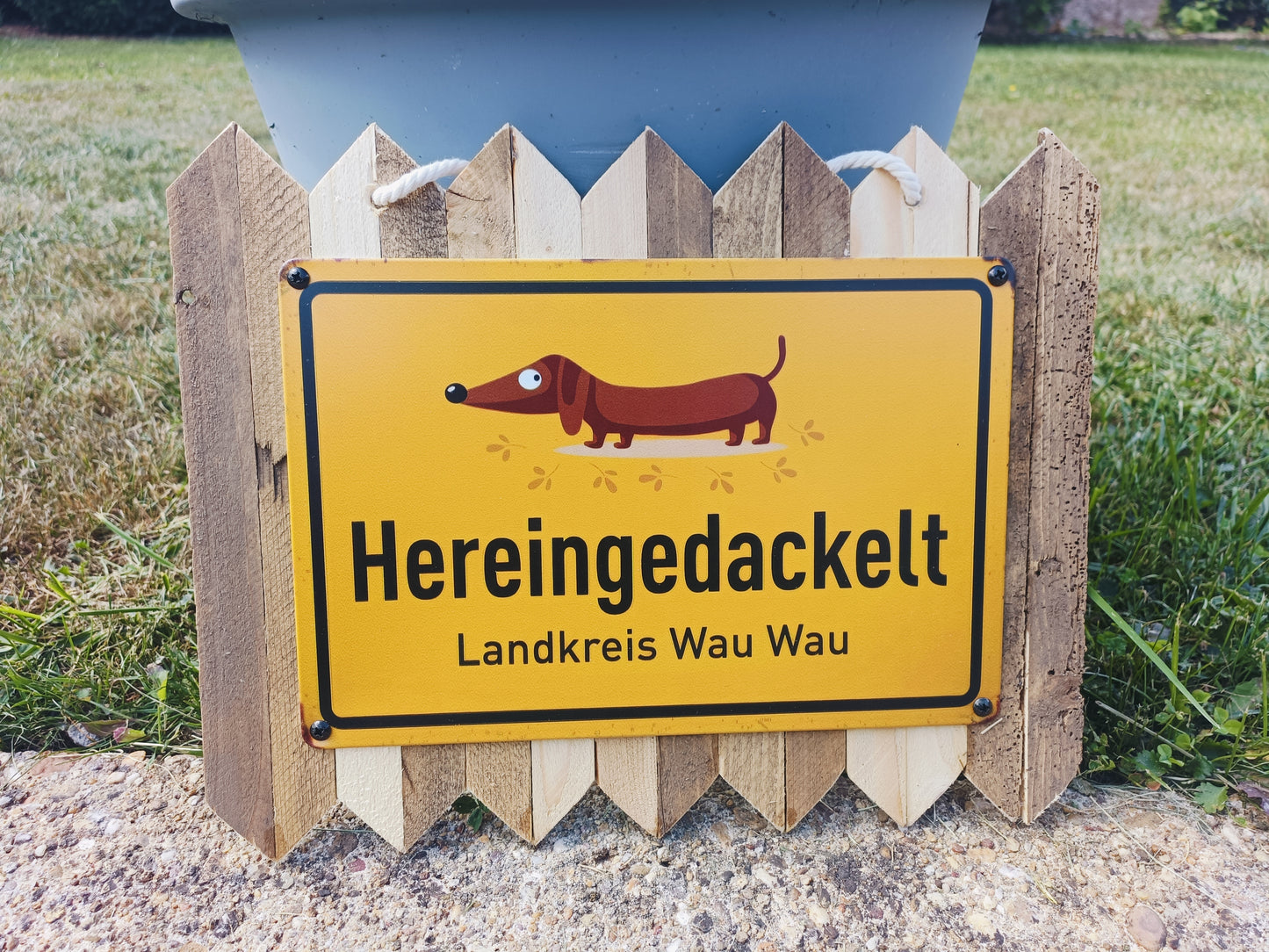 Blechschild  - Hereingedackelt, Landkreis Wau Wau, auf Altholz