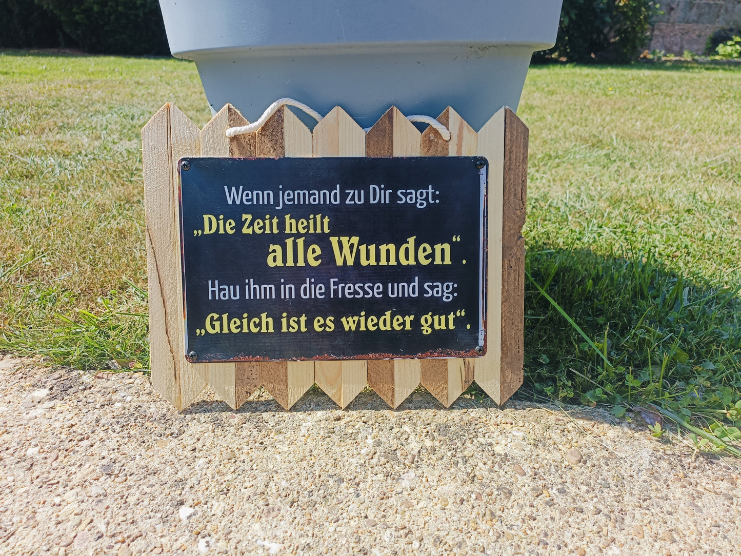 Blechschild  - Zeit halt alle Wunden - hau ihm eine rein, gleich ist wieder gut, auf Altholz