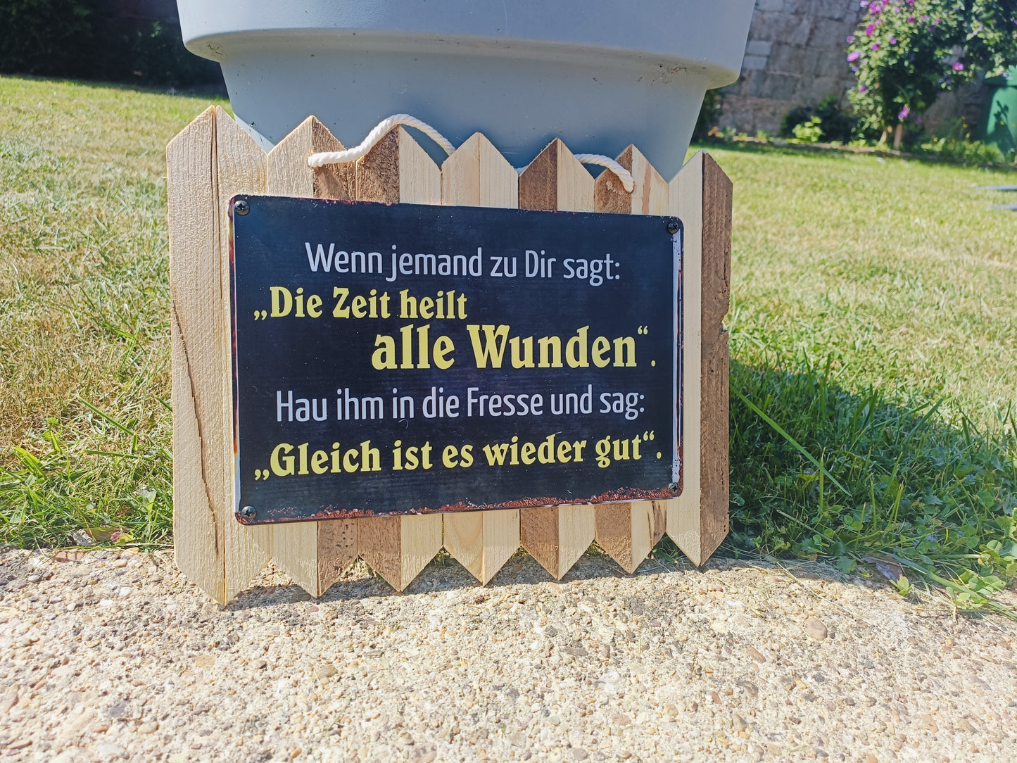 Blechschild  - Zeit halt alle Wunden - hau ihm eine rein, gleich ist wieder gut, auf Altholz