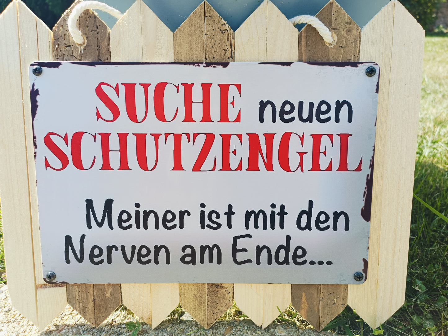 Blechschild  - Suche Schutzengel, meiner ist mit den Nerven am Ende, auf Altholz