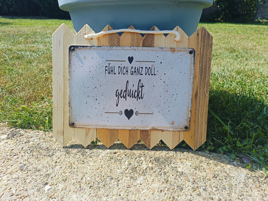 Blechschild  „Fühl dich ganz lieb gedrückt“ – Liebevolle Dekoration, auf Altholz
