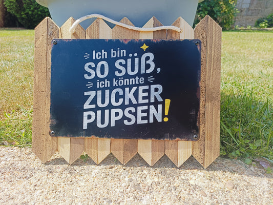 Blechschild „Ich bin so süß, ich könnte Zucker pupsen, auf Altholz