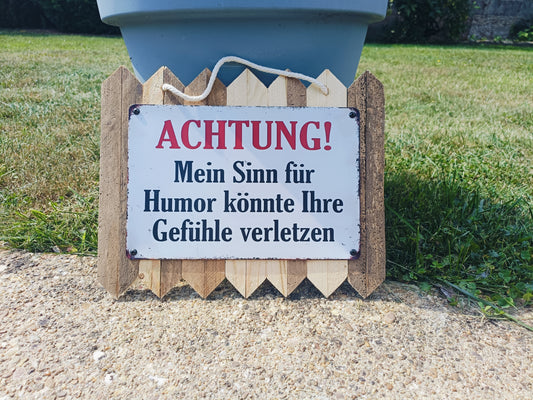 Blechschild  „Achtung: Mein Sinn für Humor könnte Ihre Gefühle verletzen“ – Lustige Deko, auf Altholz