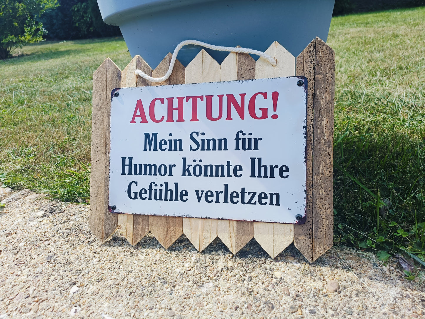 Blechschild  „Achtung: Mein Sinn für Humor könnte Ihre Gefühle verletzen“ – Lustige Deko, auf Altholz