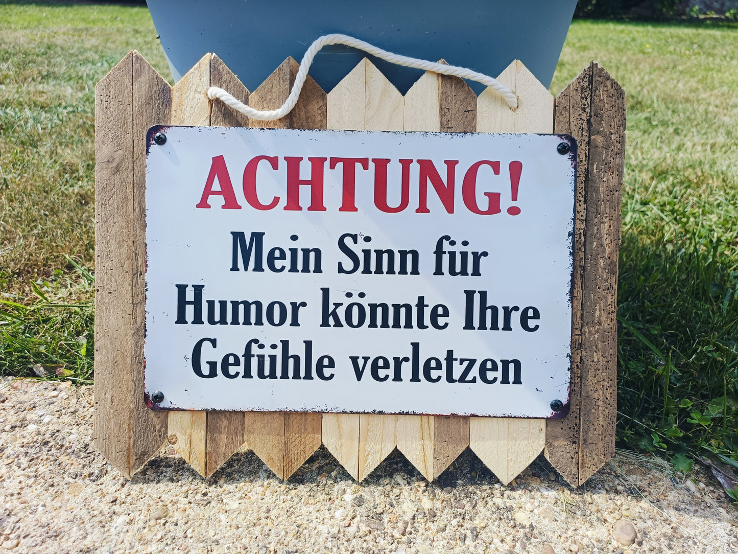 Blechschild  „Achtung: Mein Sinn für Humor könnte Ihre Gefühle verletzen“ – Lustige Deko, auf Altholz