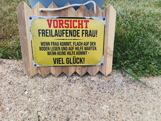 Wetterfestes Blechschild  „Vorsicht: frei laufende Frau“ – Lustige Deko auf Altholz