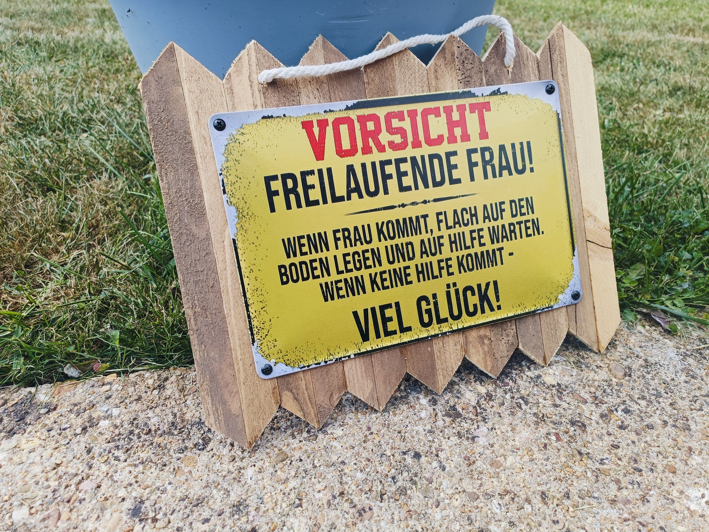 Wetterfestes Blechschild  „Vorsicht: frei laufende Frau“ – Lustige Deko auf Altholz