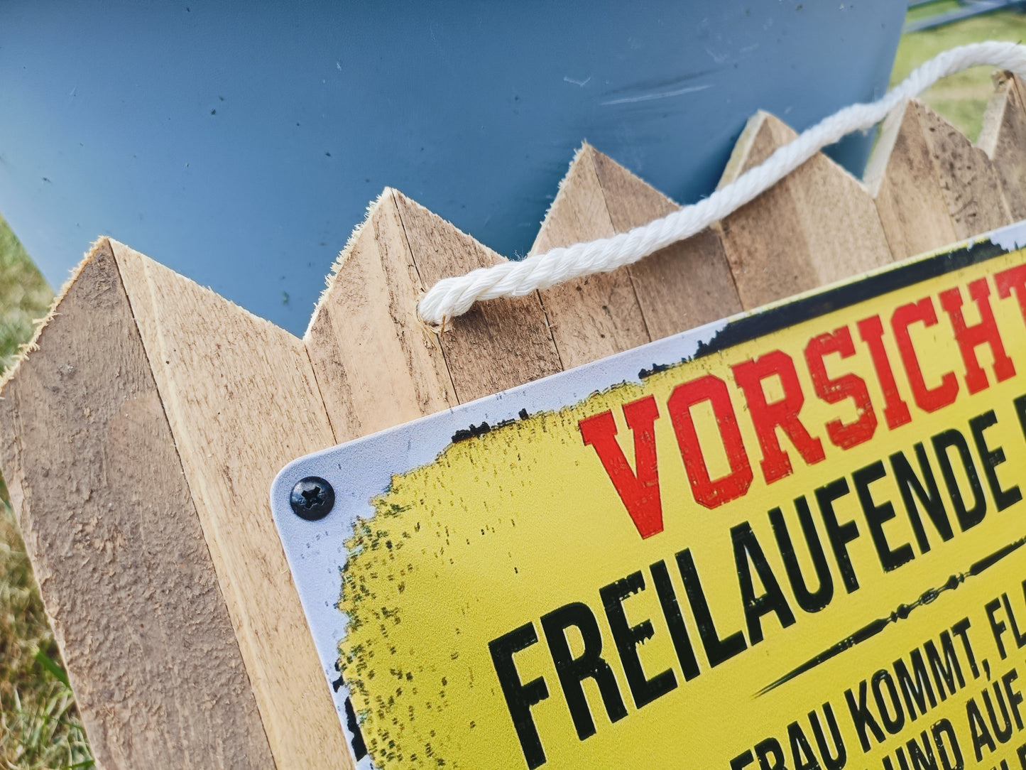 Wetterfestes Blechschild  „Vorsicht: frei laufende Frau“ – Lustige Deko auf Altholz