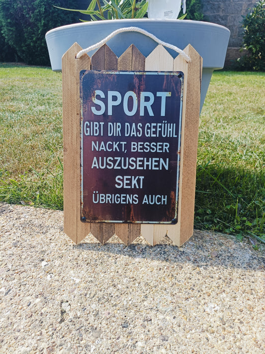 Blechschild „Sport gibt dir das Gefühl, nackt besser auszusehen – Sekt übrigens auch“ – Lustige Deko, auf Altholz