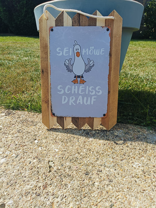 Blechschild „Sei Möwe – scheiß drauf“ – Lustige Deko  auf Altholz