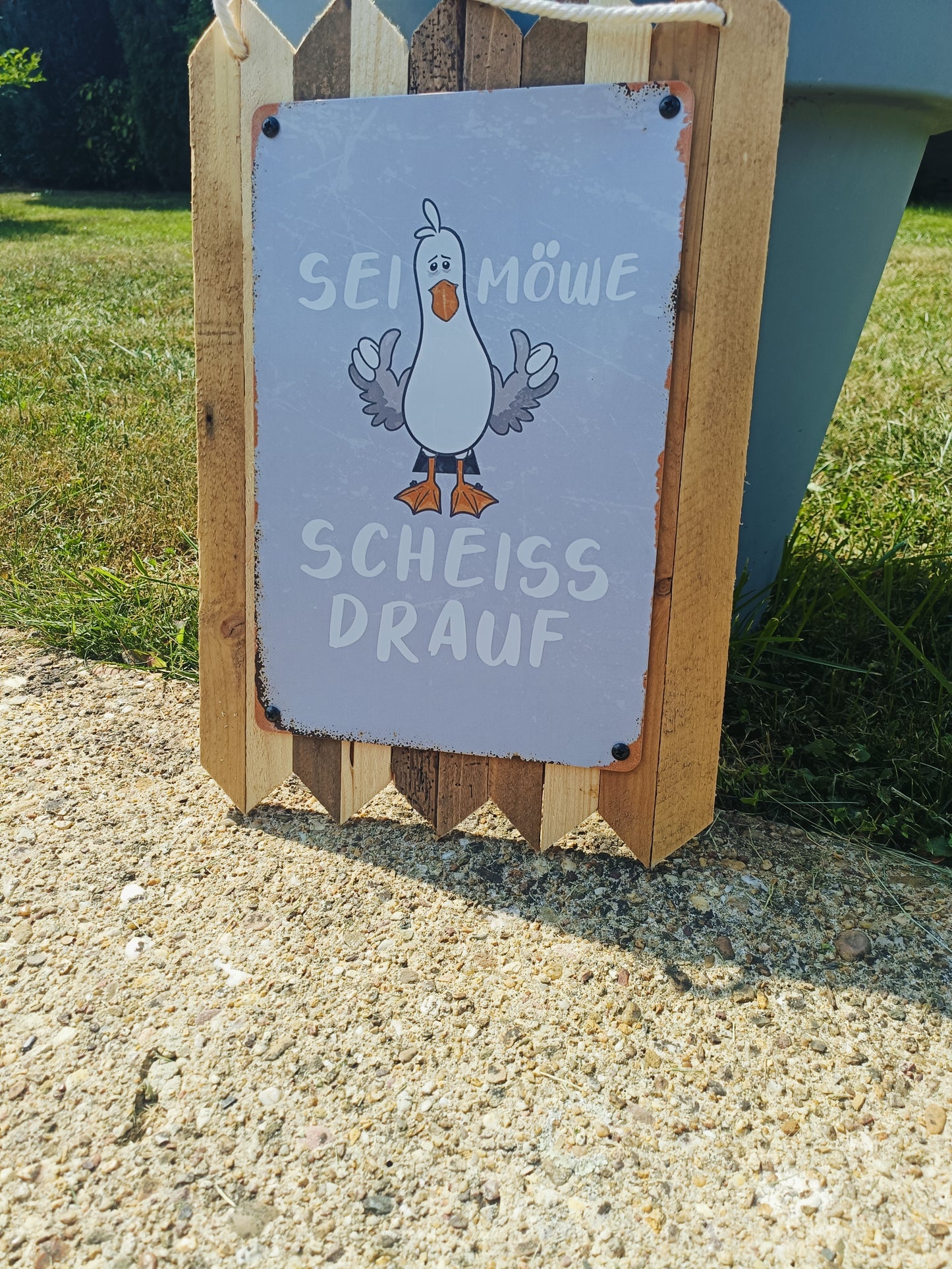 Blechschild „Sei Möwe – scheiß drauf“ – Lustige Deko  auf Altholz