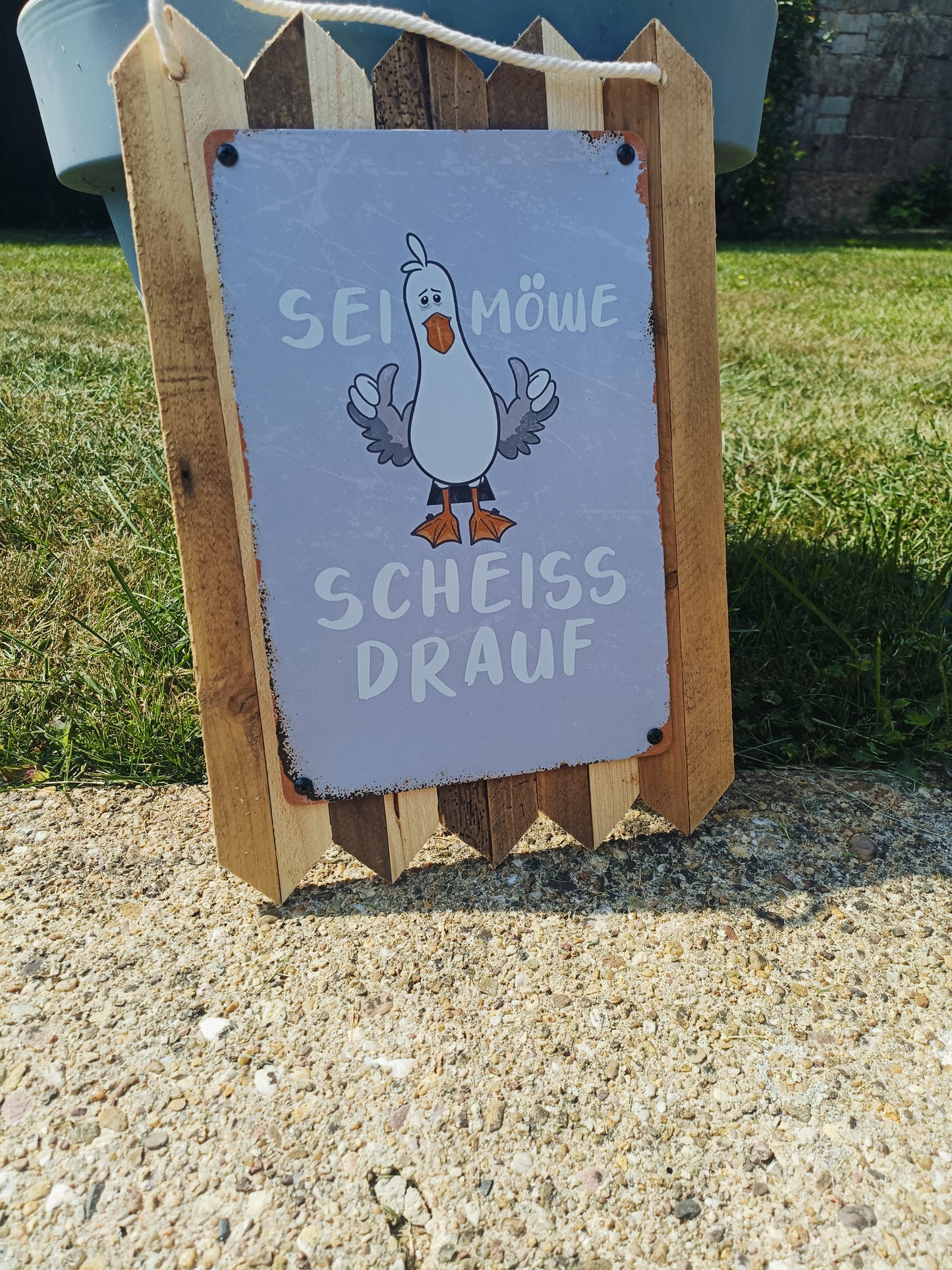 Blechschild „Sei Möwe – scheiß drauf“ – Lustige Deko  auf Altholz