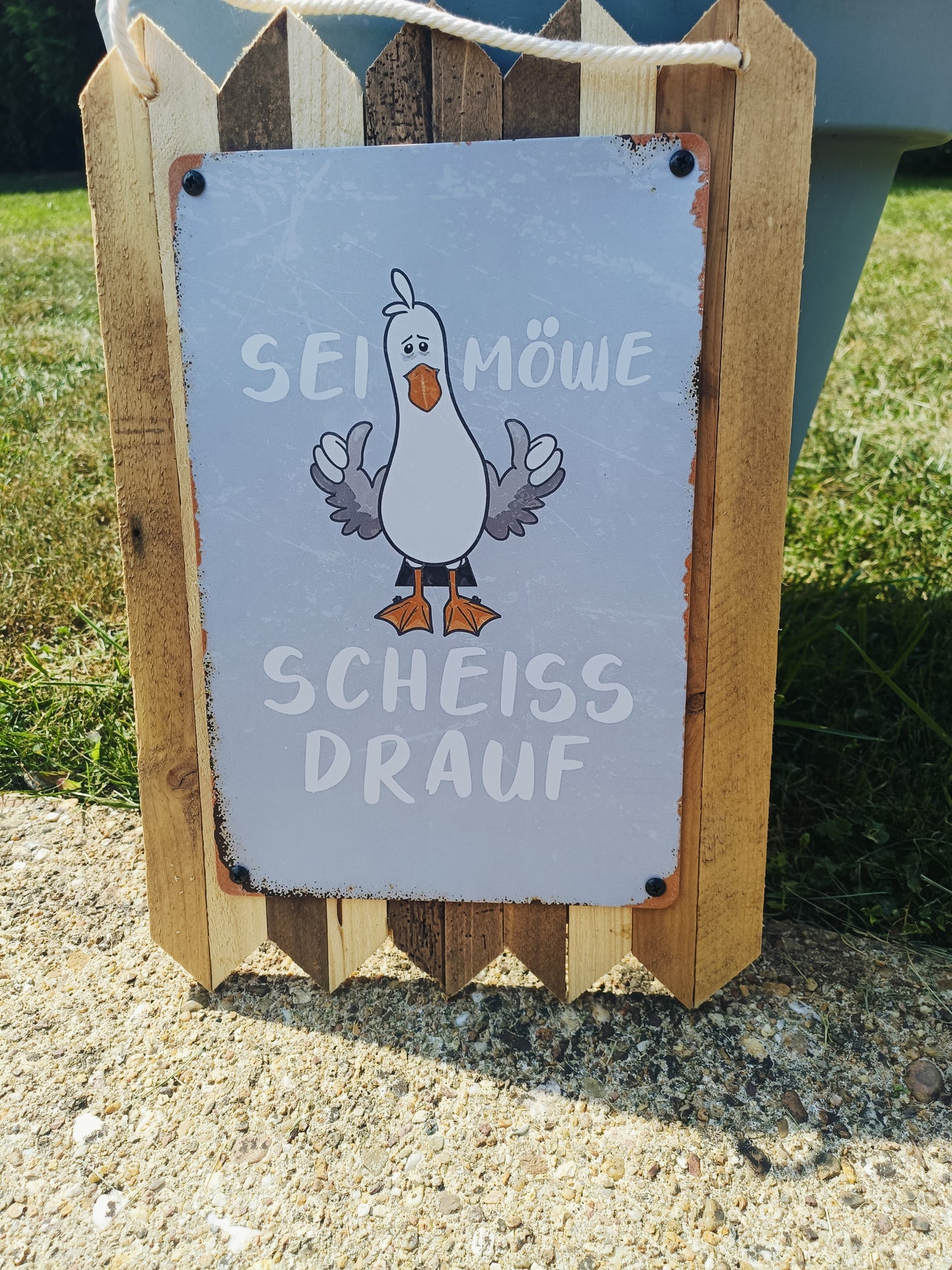 Blechschild „Sei Möwe – scheiß drauf“ – Lustige Deko  auf Altholz