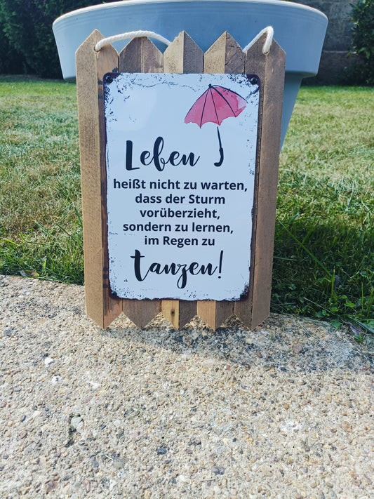 Blechschild  „Leben heißt nicht zu warten…“ – Inspirierende Deko auf Altholz