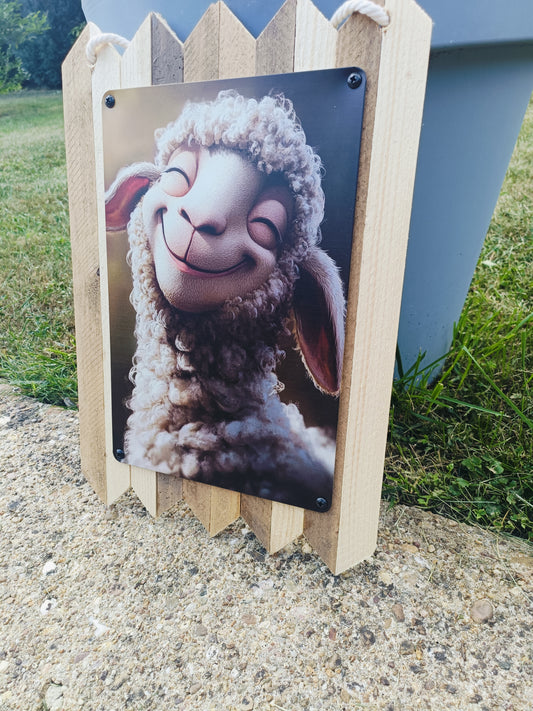 Blechschild  Schaf auf Altholz - Süßes grinsendes Schaf