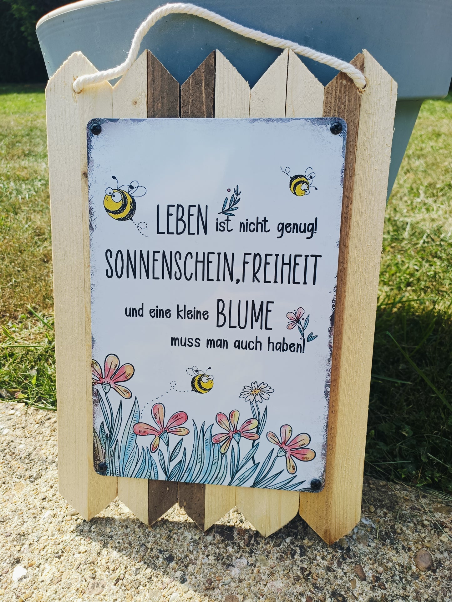 Blechschild " Leben ist nicht genug " Handgefertigt auf Altholz