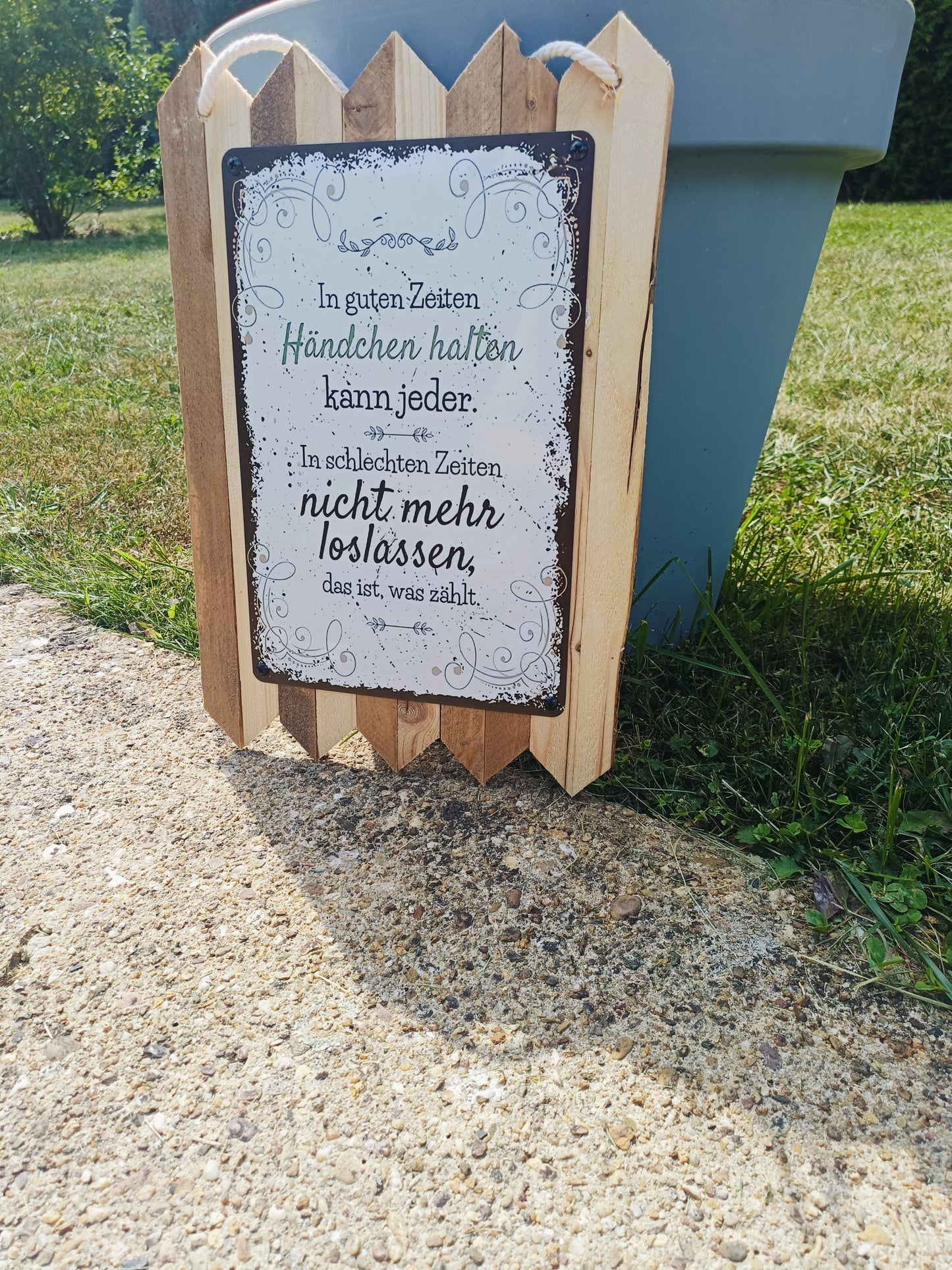 Blechschild " In guten Zeiten Händchen halten kann jeder " Handgefertigt auf Altholz