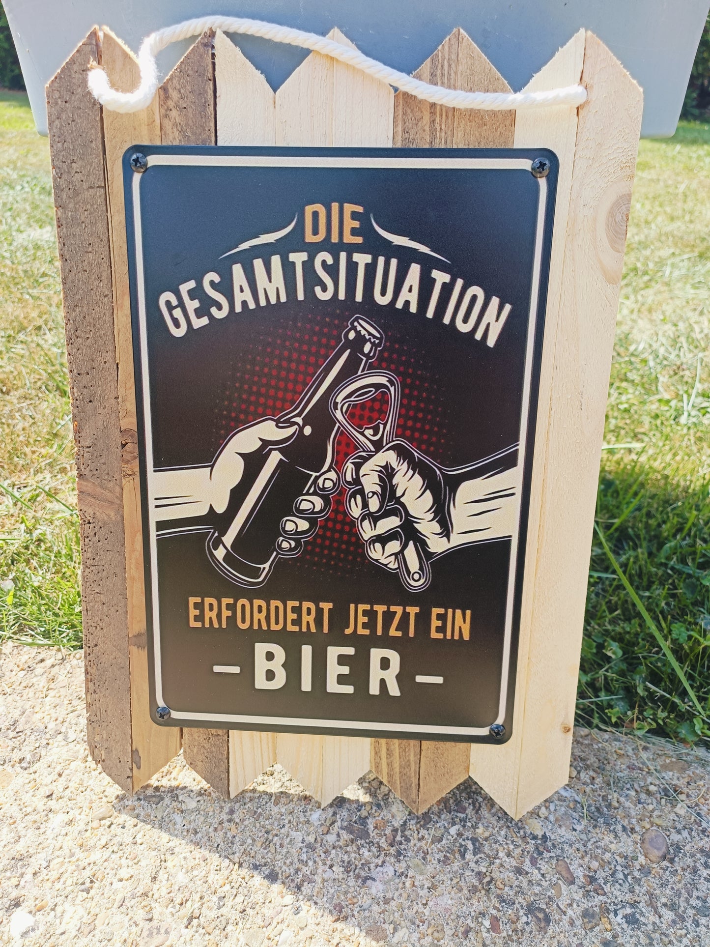 Blechschild " Die Gesamtsituation erfordert jetzt ein Bier " handgefertigt auf Altholz