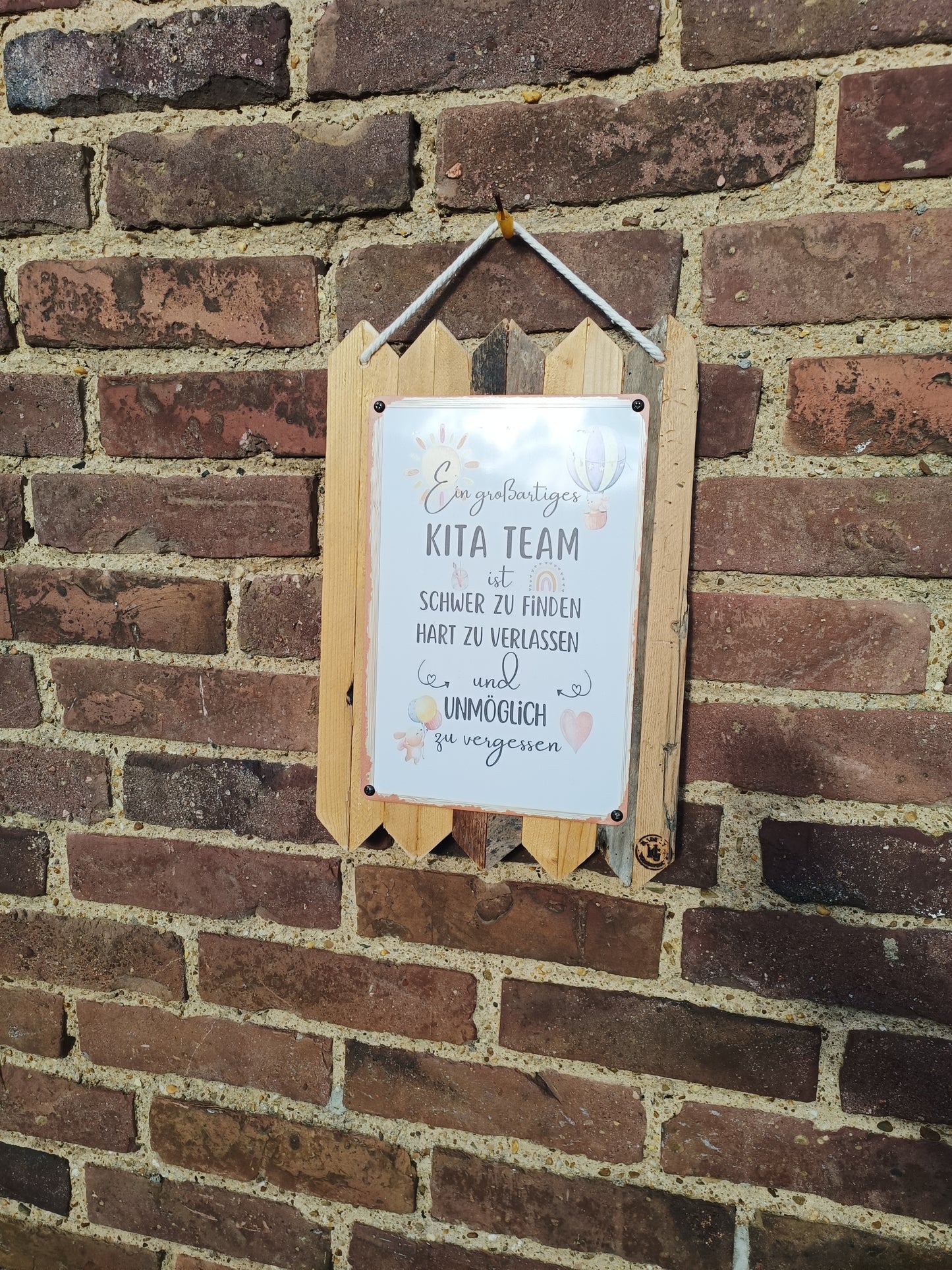 Kita Team Geschenk - Blechschild  „Ein großartiges Kita Team ist schwer zu finden…“ – Erzieher Geschenk Abschied – Kindergarten Deko – Holz